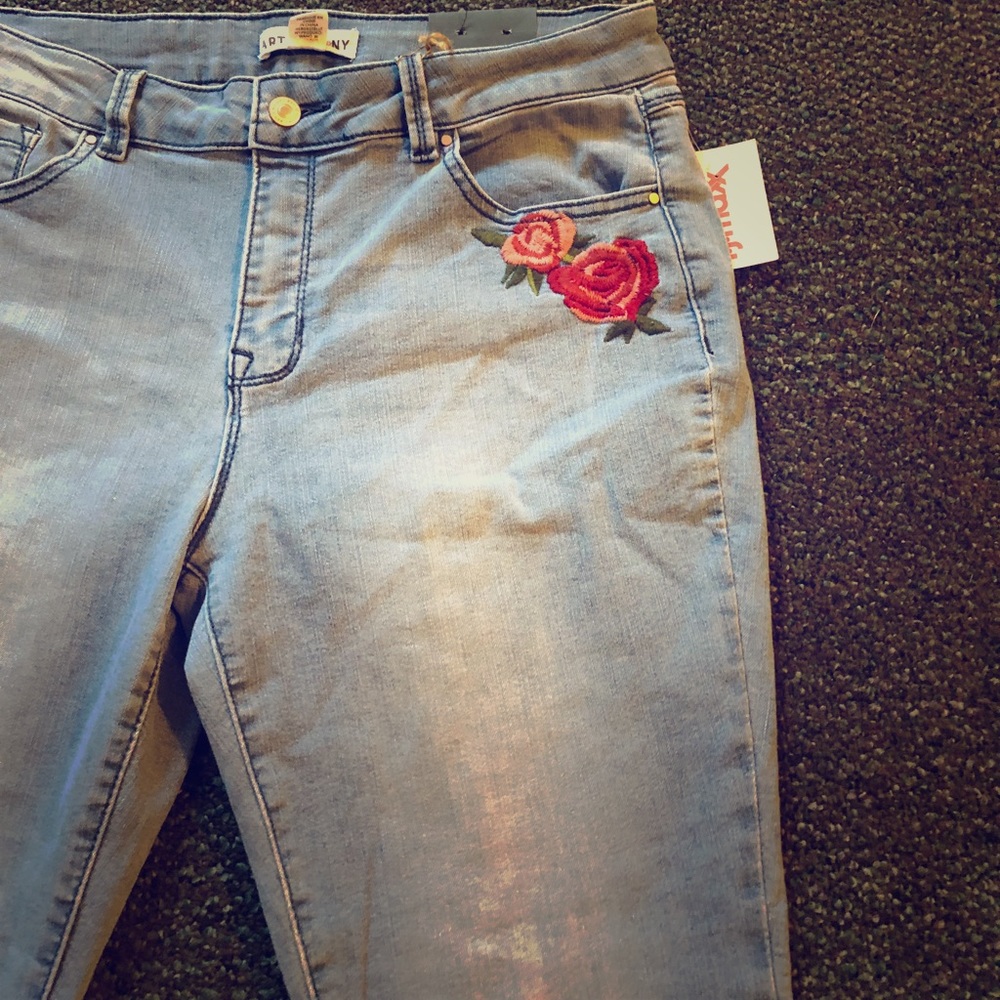 Cute flower-embroidered jeans